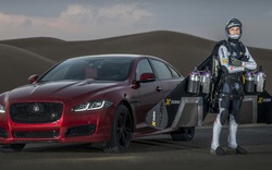 Video: Nghẹt thở Jaguar XJR 2016 đọ sức máy bay phản lực “nhân tạo”