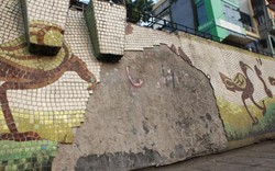 Tận thấy vẻ rệu rã của “bức tranh gốm lớn nhất thế giới” ở HN