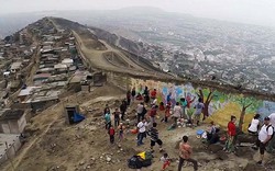 Ảnh: "Bức tường Berlin" 10km ngăn cách giàu-nghèo ở Peru