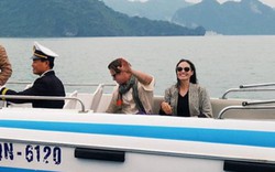 Vợ chồng Angelina Jolie tự chèo thuyền thăm vịnh Hạ Long