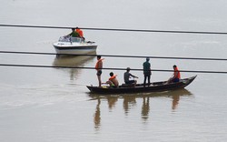 Để xe trên cầu, nam thanh niên nhảy xuống dòng Bàn Thạch