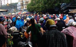 Sài Gòn mưa mù trời, giao thông hỗn loạn