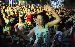 Chị em nóng bỏng nhảy Zumba trên phố Hà Nội