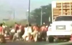 Video: Dân Venezuela quá đói, chặn xe tải cướp gà