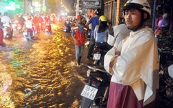 Người Sài Gòn không dám về nhà vì sợ ngập nước, kẹt xe