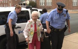 Bà cụ 102 tuổi ước mơ cháy bỏng được cảnh sát bắt
