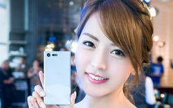 Ngắm vẻ đẹp trong veo của hotgirl bên smartphone