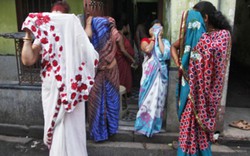 Cuộc sống của 10.000 gái bán dâm ở khu phố đèn đỏ lớn nhất Ấn Độ