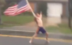 Chàng trai cởi trần, cầm cờ Mỹ nhảy múa trong siêu bão gây sốt