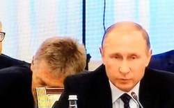 Người phát ngôn của Putin ngủ gục trong họp báo