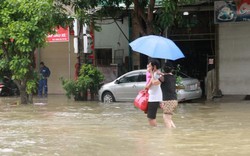 Nghệ An chìm trong biển nước, dân bỏ nhà chạy lũ