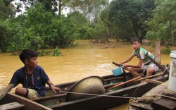 Hà Tĩnh: Sau 3 ngày nước lũ rút chậm, dân chật vật chống chọi