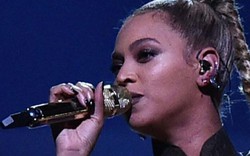 Video: Beyonce biểu diễn với một bên tai chảy máu