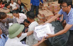 Chuyến hàng cứu trợ đầu tiên của báo NTNN đến tay bà con vùng lũ