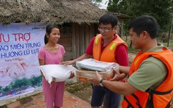 Báo NTNN/Dân Việt trao hàng cứu trợ trong "ốc đảo" ở Hương Khê