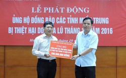 Bộ NNPTNT ủng hộ hơn 400 triệu đồng đầu tiên cho đồng bào vùng lũ