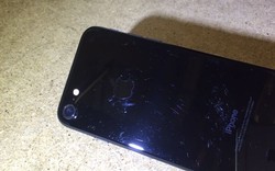 Chữ iPhone trên bản iPhone 7 Jet Black dễ bị bong