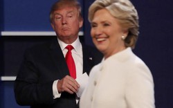 Nụ cười của Clinton và cái nghiến răng của Trump tiết lộ điều gì?