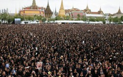 Đám đông khổng lồ hát hoàng ca tưởng nhớ vua Thái Lan