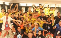 Clip HLV U19 Việt Nam hôn quốc kỳ trên áo học trò, mừng đại công
