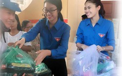 HH Mỹ Linh, Á hậu Thanh Tú giản dị tiếp sức miền lũ