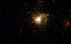 Ngôi sao sinh ba trong vũ trụ được kính viễn vọng ghi lại