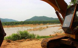 Bình Định: Bờ sông sạt lở nghiêm trọng vì... khai thác cát rầm rộ