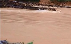 Clip: Mưa lớn, nước suối lên cao cuốn trôi cầu dân tự xây ở Hà Tĩnh