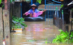 Hàng ngàn nhà dân ngập nặng, CSGT ăn mì tôm làm nhiệm vụ