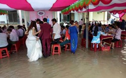 Thêm một đám cưới giữa mưa lũ gây xôn xao cộng đồng mạng