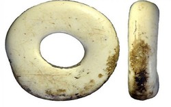 Tìm thấy đồ trang sức 50.000 năm tuổi làm từ vỏ trứng đà điểu