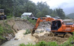 Quảng Nam: Đang thông đường do 50.000m3 đất đá sạt lở vì mưa lũ