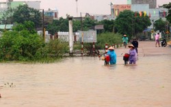 Bình Định: Nước lũ "cắt" đường, sạt lở gần "gặm" nhà dân