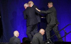 Mật vụ bất ngờ bám vai, đẩy Donald Trump khỏi sân khấu