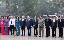 Chủ tịch Hà Nội đặt hoa tại Tượng đài Lênin