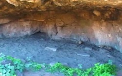 Úc: Đi vệ sinh, vô tình thấy hang trú ẩn 49.000 năm tuổi