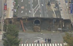 Xuất hiện hố khổng lồ “nuốt gọn” 4 làn đường ở Nhật Bản