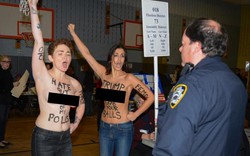 Phụ nữ ngực trần gây náo loạn nơi Donald Trump bỏ phiếu