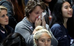 Dân Mỹ ôm mặt khóc khi bà Clinton thua thảm hại