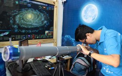 Giới trẻ săn siêu trăng bằng kính thiên văn… ống nước