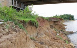 Bờ sông Thạch Hãn sạt lở đe dọa cây cầu gần 60 tỷ đồng
