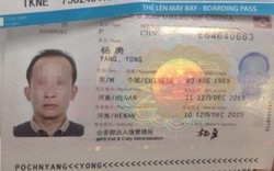 Hành khách Trung Quốc lục lọi túi xách trên máy bay