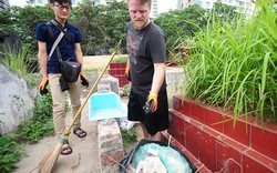 Ông Tây lội mương dọn rác: "Vứt bao cao su xuống hồ là tội ác"