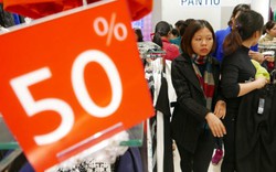 "Tranh thủ nghỉ trưa, dân văn phòng ào ào mua sắm ngày Black Friday"