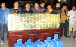 Xế hộp chở 300 bánh heroin đâm thẳng vào xe cảnh sát