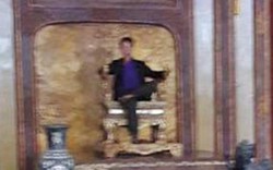 Bóc mẽ ảnh "kẻ lạ" ngồi lên ngai vàng ở Đại Nội Huế