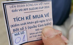 Clip: Người hâm mộ chen chúc mua vé xem Việt Nam đá bán kết