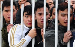 Người hâm mộ chen vai từ 3 giờ sáng mua vé xem Việt Nam đá bán kết