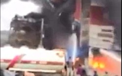 Clip: Dùng xe tưới cây chữa cháy ở chợ Xuân Mai
