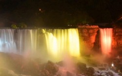 Ngắm thác nước Niagara hùng vĩ đổi màu kỳ ảo